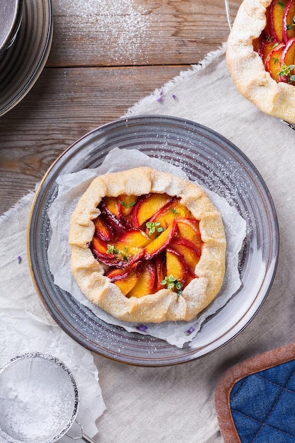 Torta di galette di frutta estiva di stagione fatta in casa con pesche nettarine