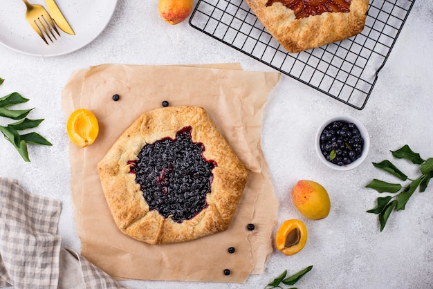 Torta di galette fatta in casa dolce con frutta