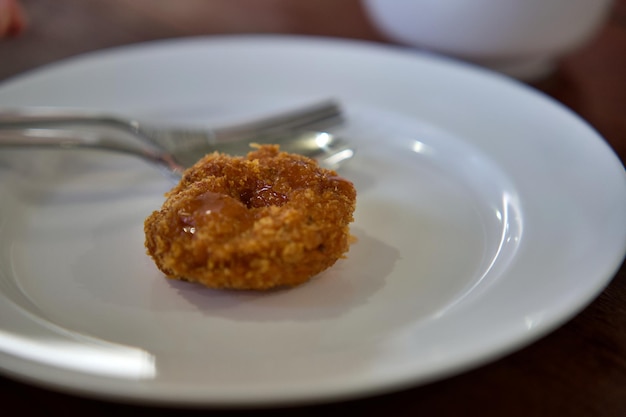 Torta di gamberetti fritti vicino al cibo thailandese Torta di bamberetti frutti fritti in piatto bianco su un tavolo di pietra con salsa di prugne Torta di Bamberetti crispati fritti