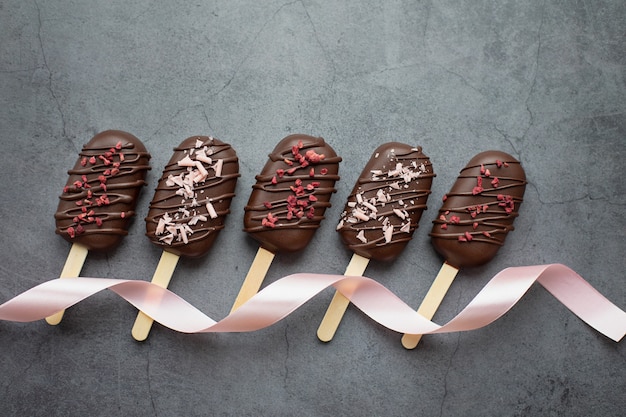 Torta di ghiaccioli al cioccolato sotto forma di gelato su un bastoncino Concetto cibo dolci vacanze