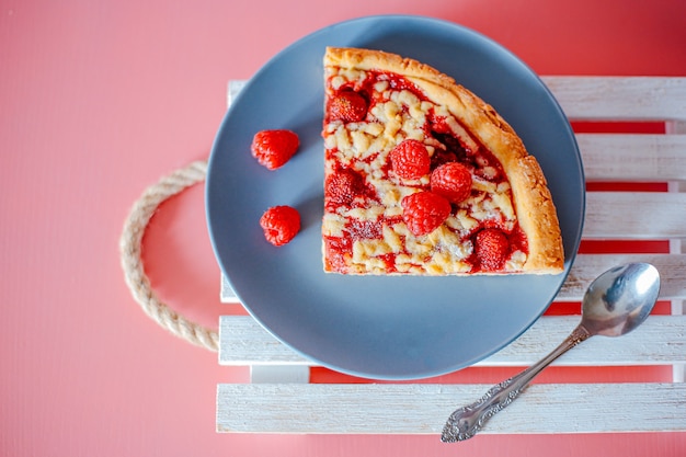 torta di lamponi fatta in casa in cucina