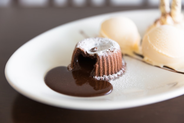 torta di lava al cioccolato con gelato sul piatto bianco