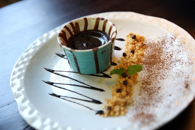 Torta di lava al cioccolato su fondo di legno