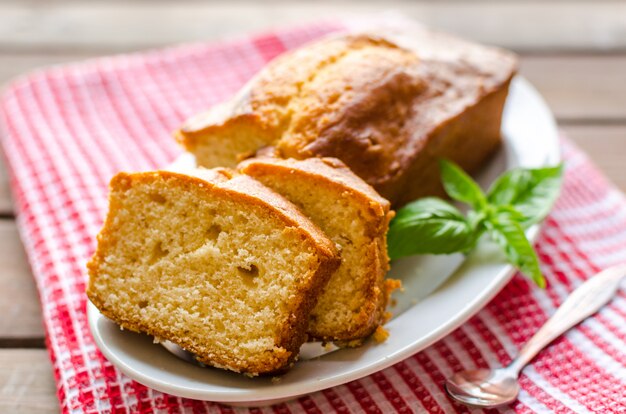 Torta di libbra di limone su fondo di legno rustico con limone.