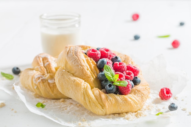 Torta di lievito dolce con frutti di bosco freschi