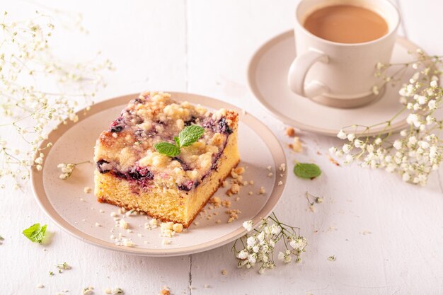 Torta di lievito fatta in casa come dessert estivo con caffè