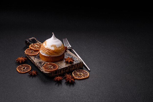 Torta di limone dolce con ripieno di crema e crosta