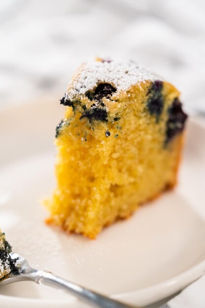 Torta di limone e mirtilli con zucchero in polvere