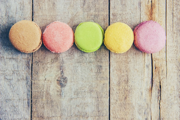 Torta di macarons assortiti per un regalo. Messa a fuoco selettiva