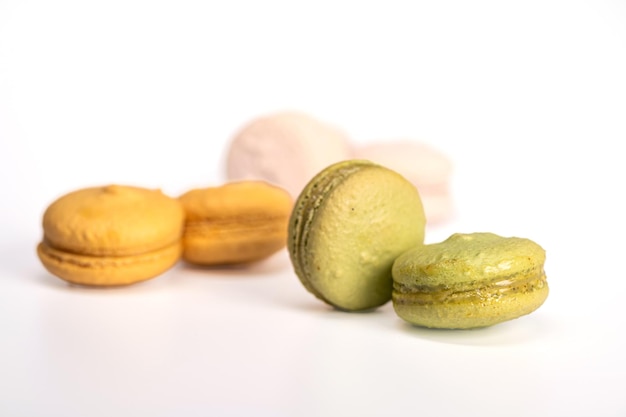 Torta di macarons colorati o amaretti isolati su sfondo bianco