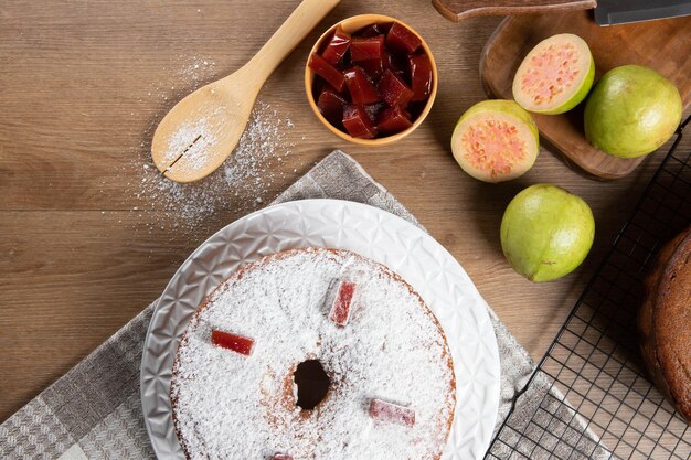 Torta di mais brasiliana fatta con un tipo di farina di mais Fuba ripiena di pasta di guava su un tavolo da festa in legno Dolci tipici della festa di giugno Torta di farina di mais