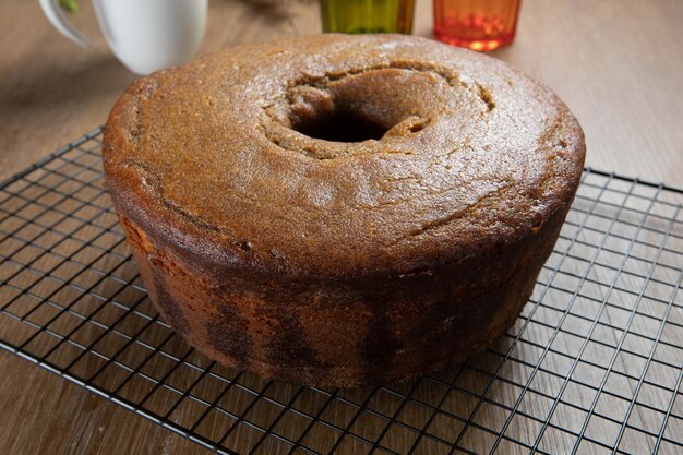 Torta di mais brasiliana fatta con un tipo di farina di mais Fuba su un tavolo da festa in legno Dolci tipici della festa di giugno Torta di farina di mais