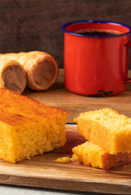 Torta di mais sul tagliere Messa a fuoco selettiva