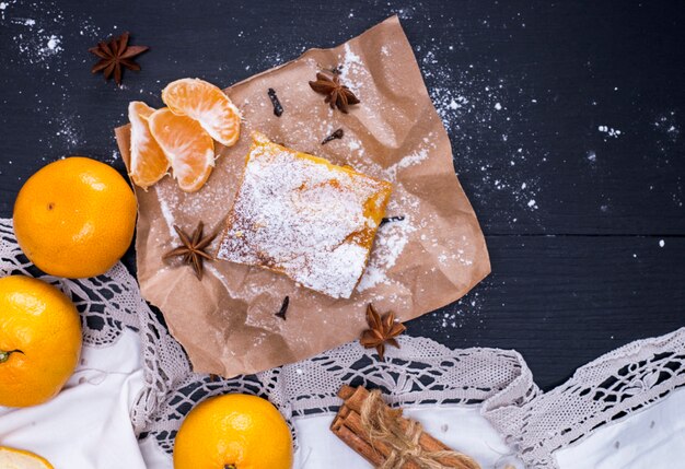 Torta di mandarini cosparsa di zucchero a velo