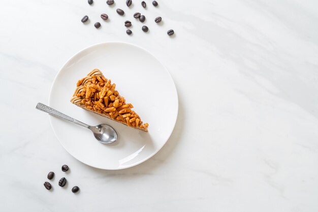 torta di mandorle fatta in casa caffè sul piatto bianco