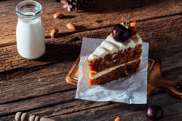 Torta di mandorle in tavola