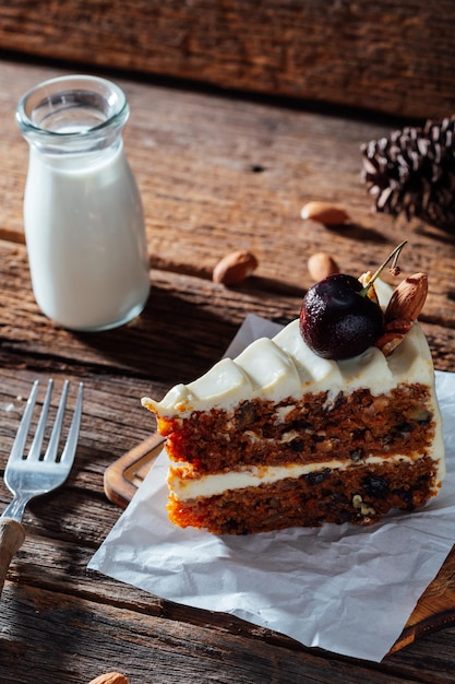 Torta di mandorle in tavola