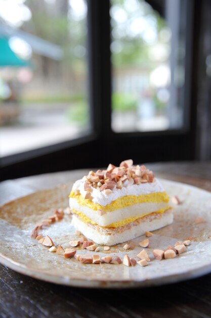 Torta di mango con fagioli su fondo di legno