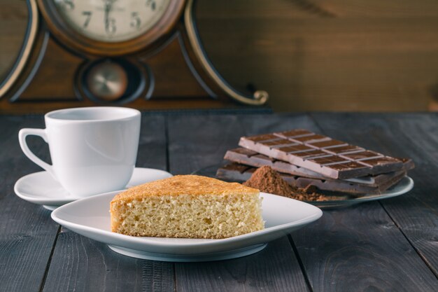 Torta di manna sul tavolo rustico