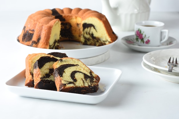 torta di marmo su sfondo bianco