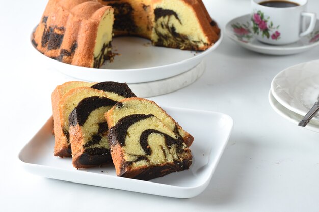 torta di marmo su sfondo bianco