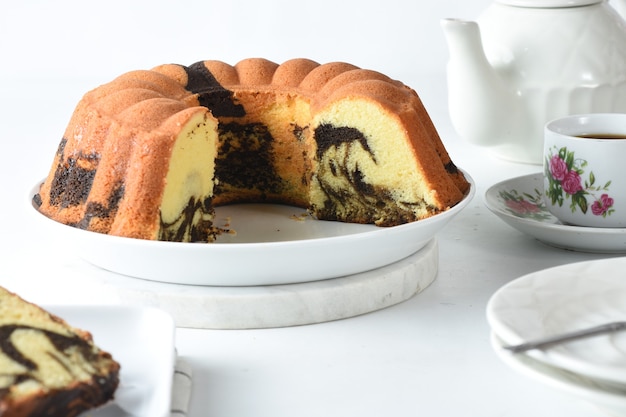 torta di marmo su sfondo bianco