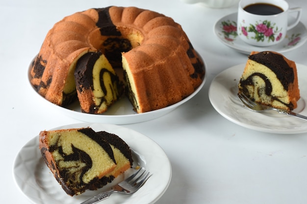 torta di marmo su sfondo bianco