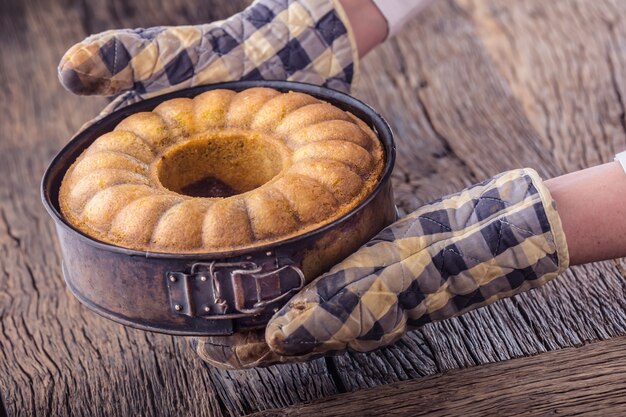 Torta di marmo.Torta di Pasqua. Torta di marmo tazza di caffè in polvere di zucchero e utensili da cucina vintage.