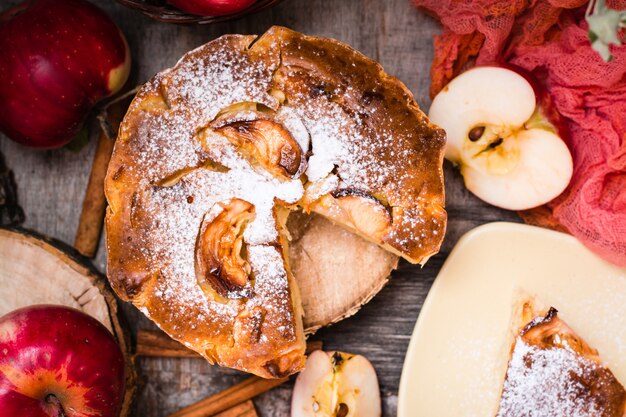 Torta di mele affettata su una tavola di legno. Vista dall'alto