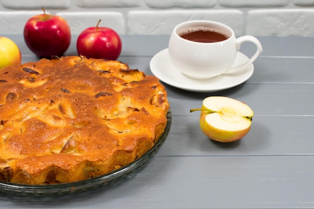 Torta di mele al forno fatta in casa in un piatto su un tavolo di legno grigio pronto da mangiare Vista dall'alto