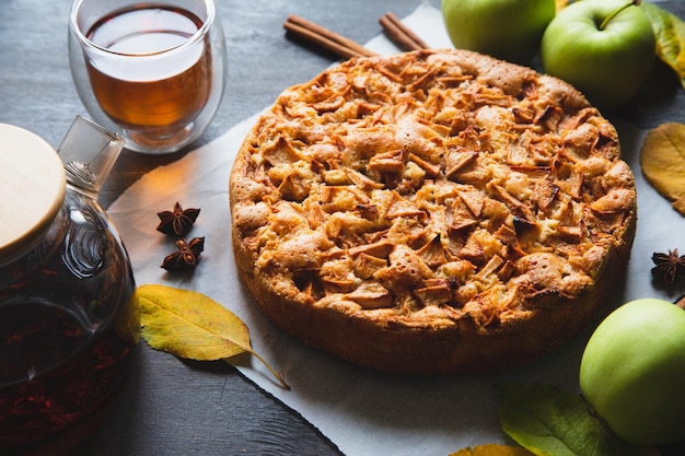 Torta di mele alla cannella Charlotte un dolce dolce a base di mele cotte nell'impasto