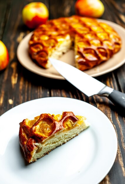 Torta di mele americana classica organica al forno fresca sulla tavola di legno.