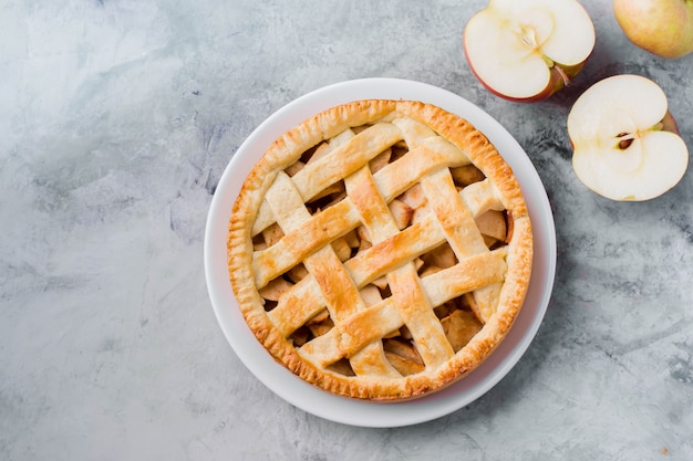 Torta di mele americana popolare sul tavolo grigio