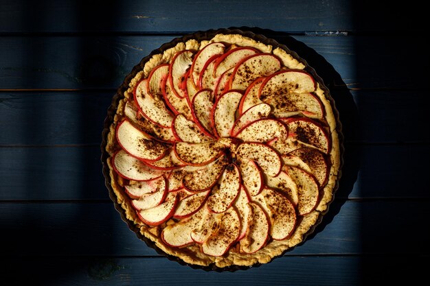 Torta di mele aperta al forno fatta in casa con cannella