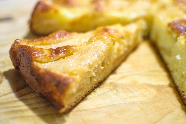 Torta di mele appena fatta affettata in fondo di legno