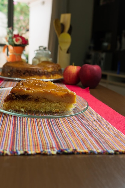 Torta di mele brasiliana dolce molto famosa in Brasile sulla tavola di legno della cucina