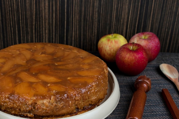 Torta di mele brasiliana dolce molto famosa in Brasile sulla tavola di legno vista dall'alto della cucina