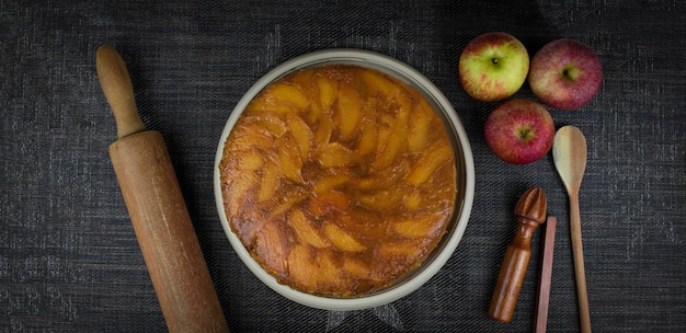 Torta di mele brasiliana dolce molto famosa in Brasile sulla tavola di legno vista dall'alto della cucina