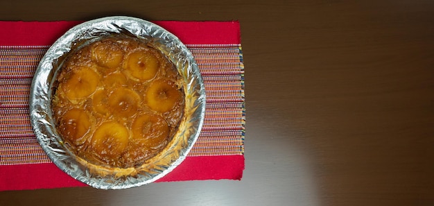 Torta di mele brasiliana dolce molto famosa in Brasile sulla tavola di legno vista dall'alto della cucina