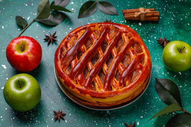 Torta di mele casalinga sulla vista verde e superiore