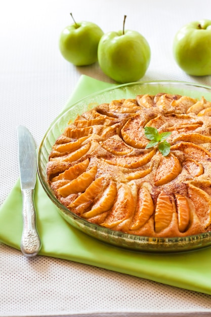 Torta di mele con cannella e mandorle tritate