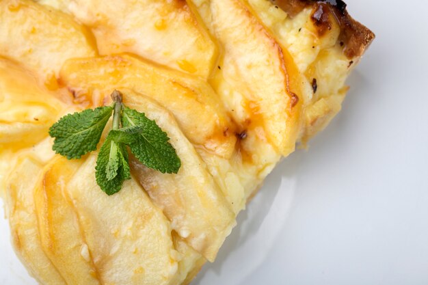 Torta di mele con cannella e menta