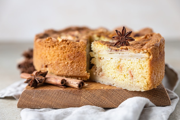 Torta di mele con cannella Torta di semolino con mele e spezie