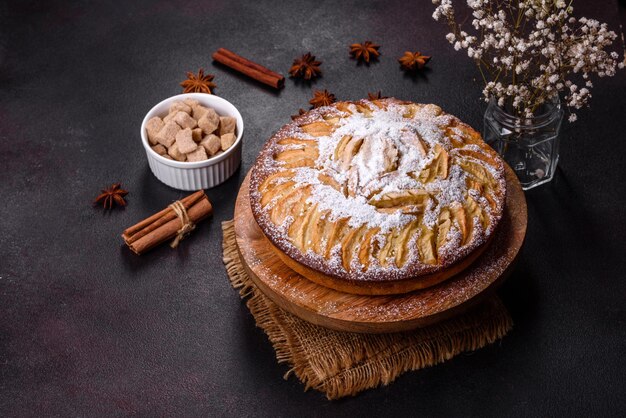 Torta di mele con frutta fresca su un tavolo di legno