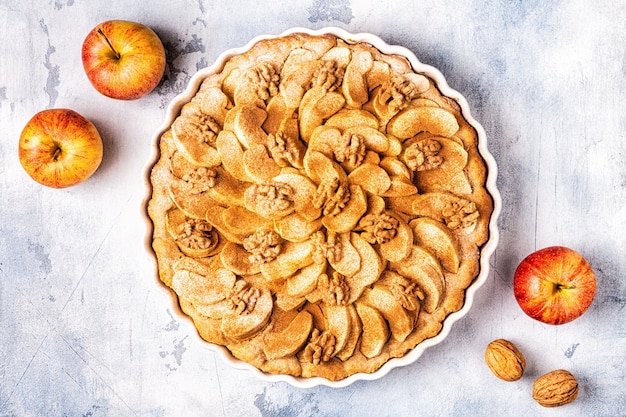 Torta di mele con noci e cannella