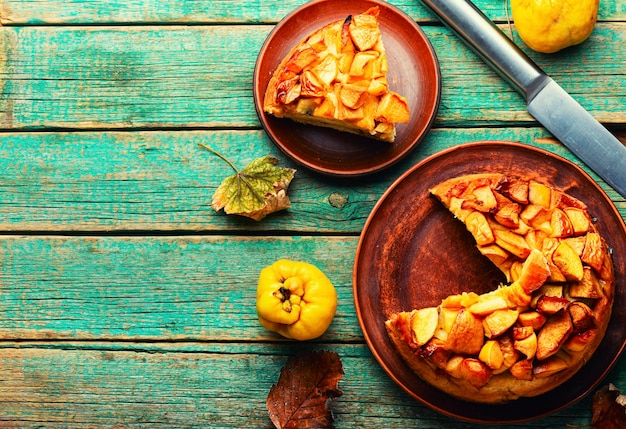 Torta di mele cotogne appetitosa, spazio per il testo