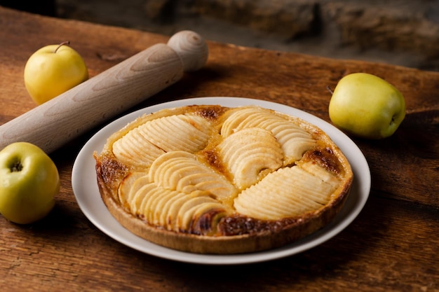 Torta di mele cotta su fondo in legno Prodotto semilavorato finito