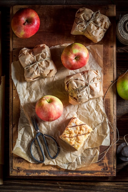 Torta di mele da asporto dolce e fatta in casa con crumble