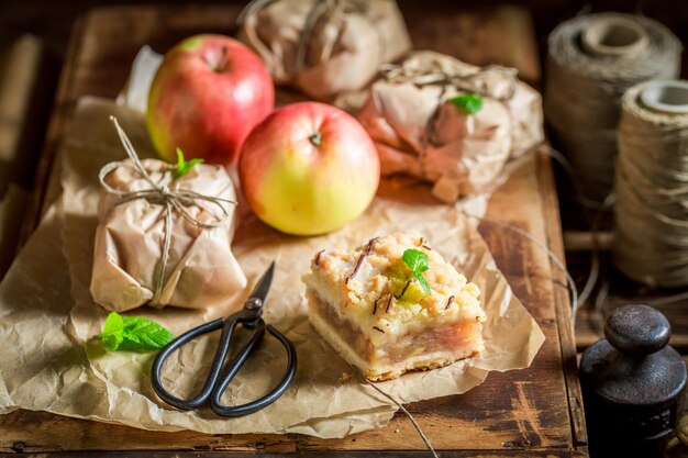 Torta di mele da asporto fatta in casa confezionata in carta grigia