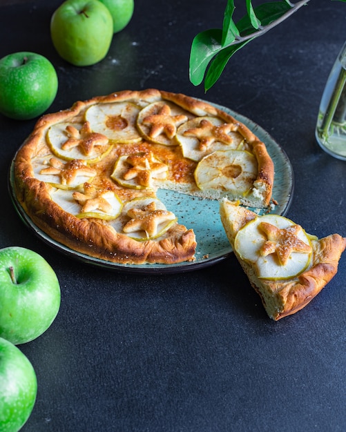 Torta di mele dolce con biscotti sul tavolo